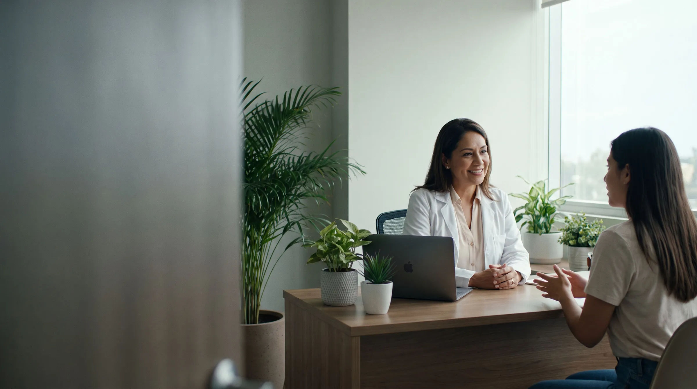Una médica conversa con su paciente en el consultorio